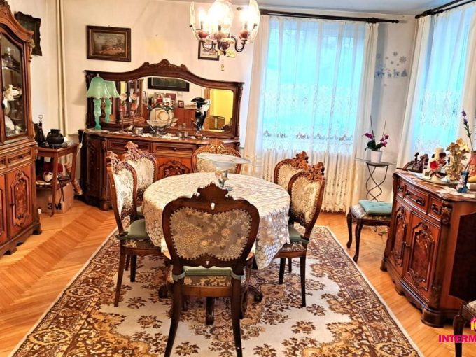 Vedere exterioară casă de vânzare Sibiu zona Academia Militară Nicolae Bălcescu renovată 2023