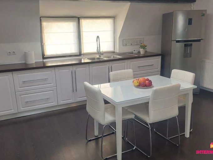 Inchiriere apartament 3 camere Turnisor Sibiu - vedere interior living si bucatarie.