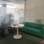 Birouri de închiriat zona centrală Sibiu – interior modern cu sală de ședințe și recepție