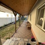 Casă de vânzare în Roșia Sibiu - vedere exterioară cu curtea și șura