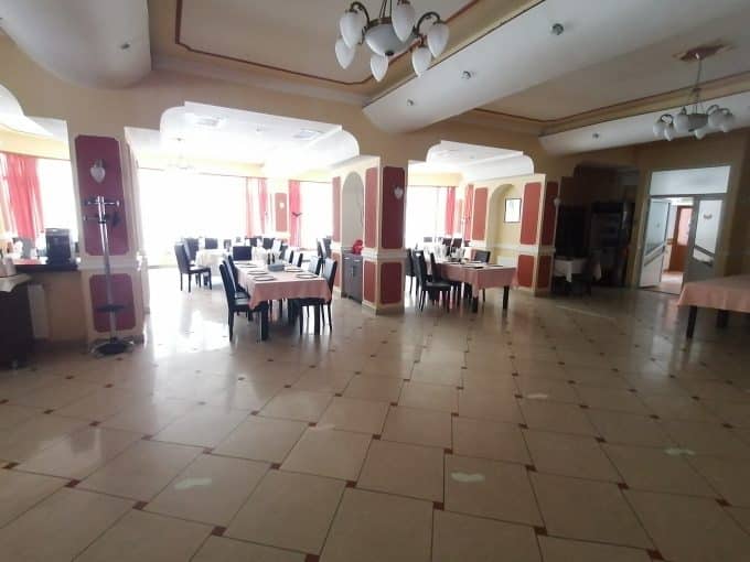 Pensiune de vânzare în Rășinari Sibiu – vedere exterioară cu piscină și terase